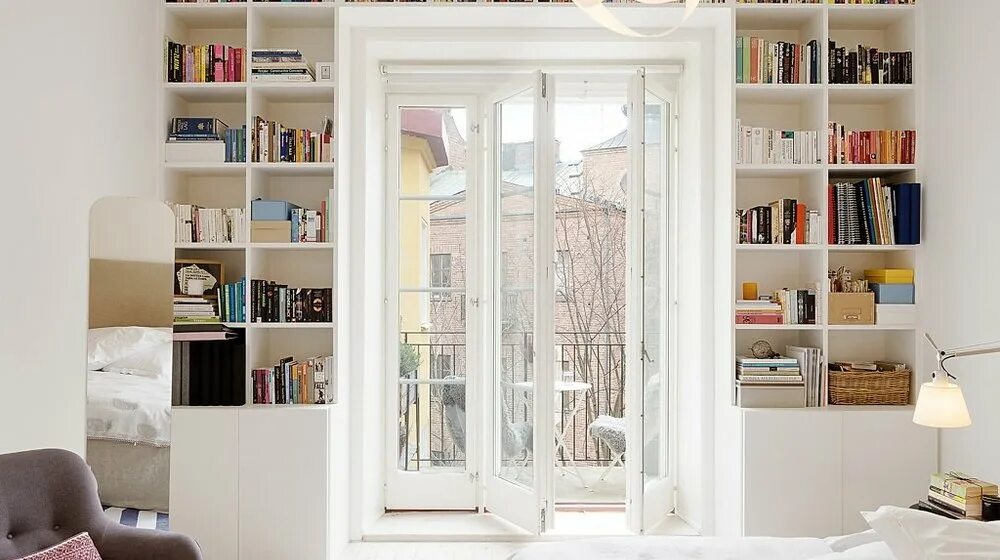 книжный шкаф окно. икеа билли стеллаж белый. книжные шкафы в интерьере. окно с книжными полками. домашние библиотеки.