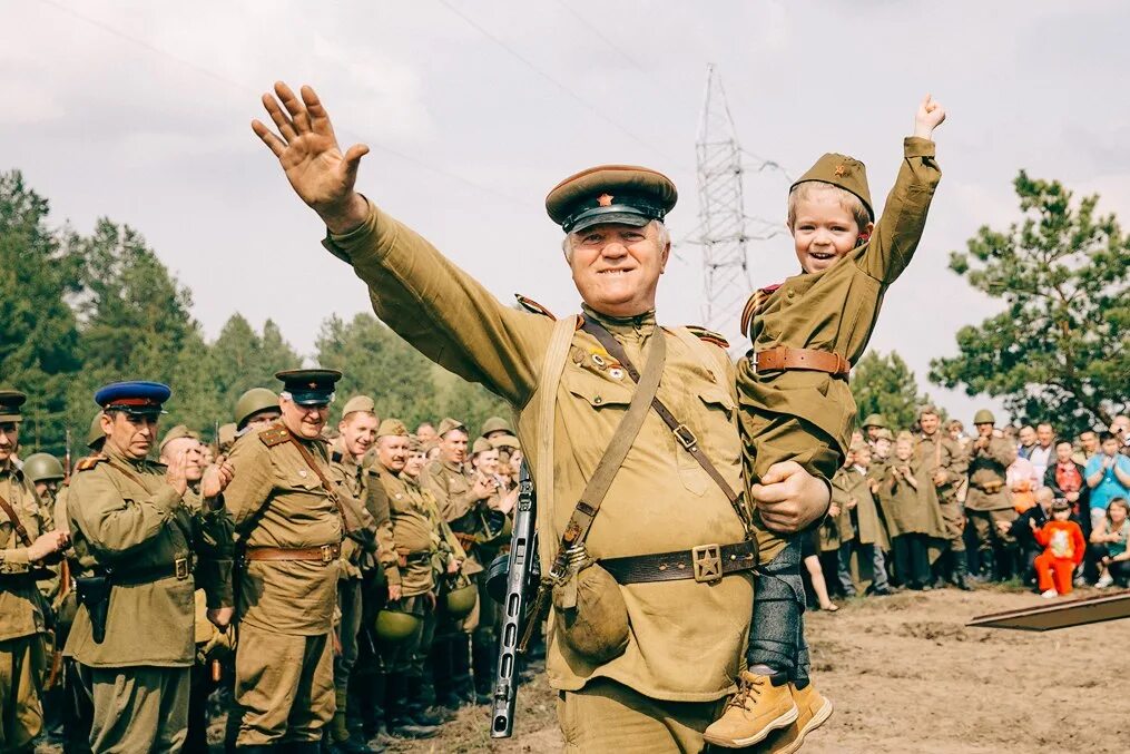 Солдат радуется. Победа в Великой Отечественной войне. Советские солдаты танцуют. Ура победа в войне. Советские солдаты ура.