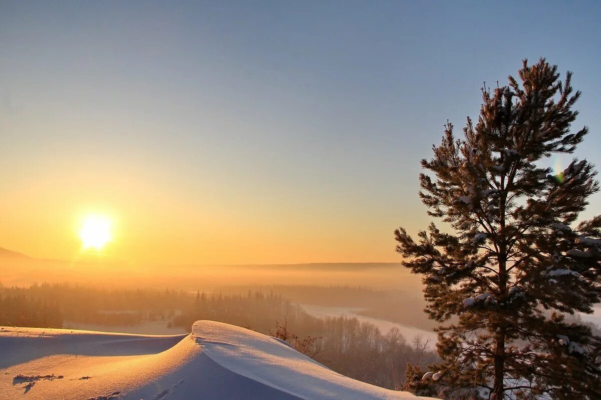 Солнце зимою слова. Зима солнце. Утреннее солнце зимой. Солнечное зимнее утро. Зимний рассвет.