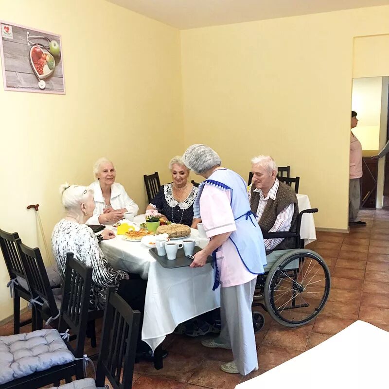 Фото пансионатов для пожилых людей. Пансионат для престарелых Московская область. Королев пансионат для пожилых людей. Дом престарелых. Пансионат для престарелых людей.