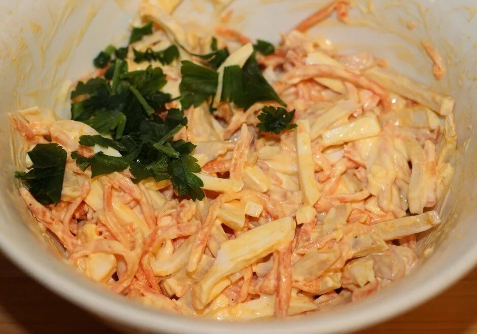 Корейская морковь с кальмарами. Как делать корейскую морковь на продажу. Рецепт кальмары корейская морковь. Салат с кальмаром и корейской морковкой. Салат с кальмаром и морковкой по-корейски.
