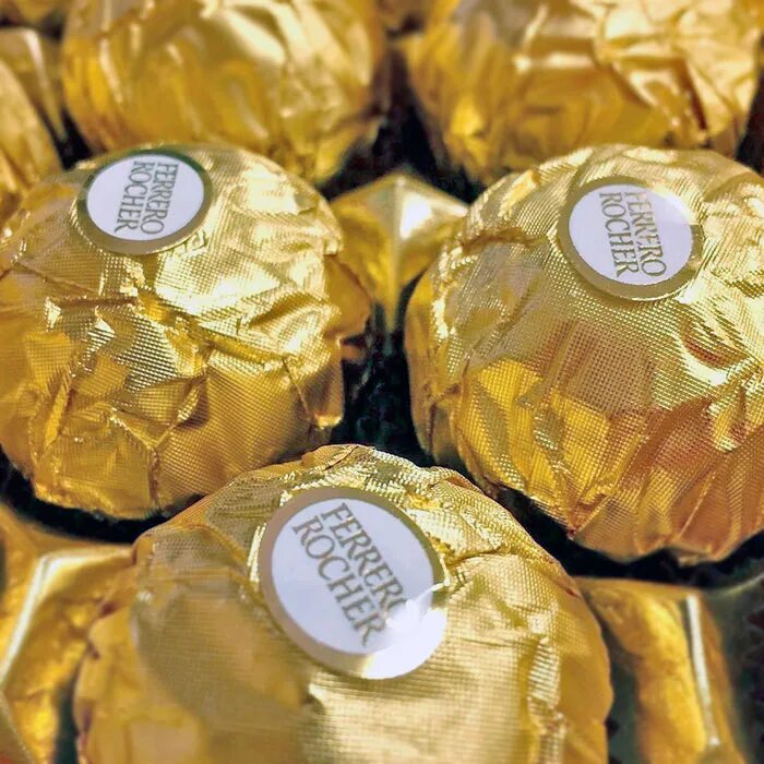 Ferrero Rocher 125 г. Конфеты Ферреро Роше 200 гр. Ферреро Роше премиум 125г. Конфеты Рошен Ферреро. Круглая золотая конфета