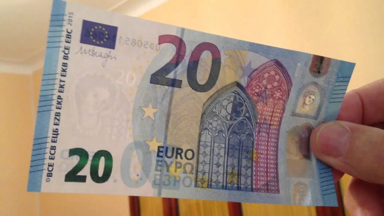 20 евро в руке. 8004-0. 20 евро банкноты. 50 евро фальшивая. T me faux billet бразилия.