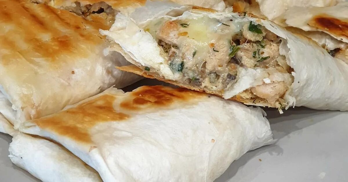 рулет из лаваша с курицей и сыром и грибами. жульен с курицей и грибами в корзиночках из лаваша. жульен с курицей в лаваше. закуска в корзиночках из лаваша. жульен в лаваше.