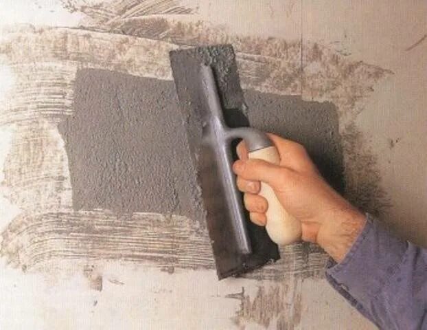 Зашпаклевать трещины. Замазка отверстий в стене. Заделать дырку в штукатурке на стене. Штукатурка отверстий в стене. Заделка отверстий в стене.