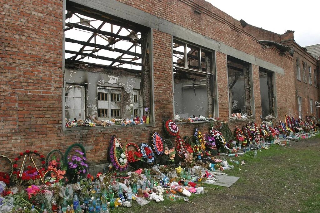 Школа беслан теракт сколько погибло детей. Теракт в Беслане 1 сентября 2004 года. Беслан 3 сентября 2004 штурм.