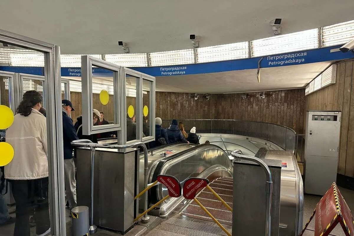 Почему закрыто метро в питере. Метро петроградская эскалатор. платформа метро. эскалатор в метро. эскалатор метро спб.
