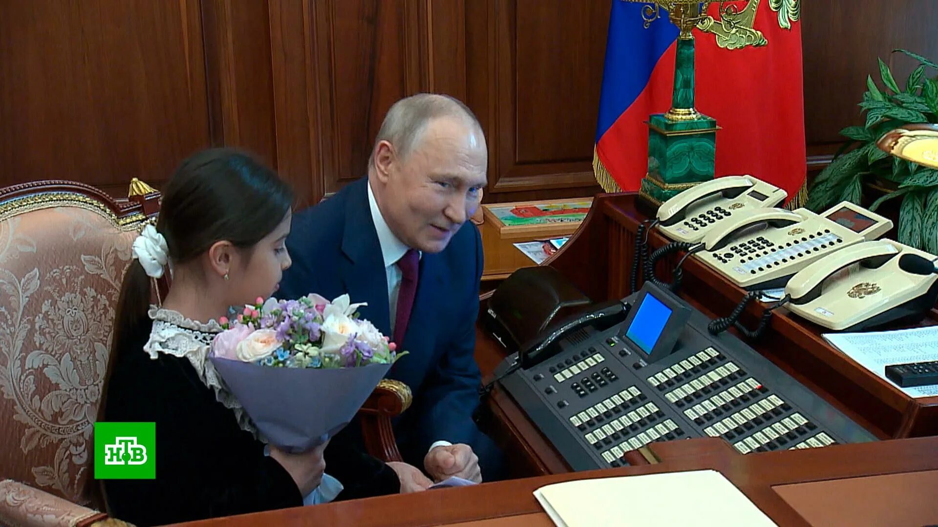 Девочка встреча с путиным. Девочка встреча с путиным. Трусова и путин. Девочка встреча с путиным. Трусова и путин.