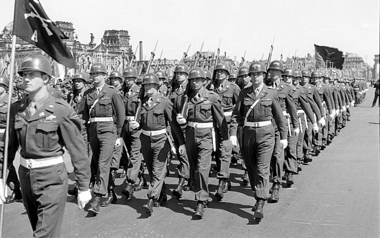 Парад союзнических войск в Берлине 1945 года. Парад Победы союзных войск в Берлине 7 сентября 1945. Берлинский парад Победы 1945. Парад Победы 1945 в Берлине у Бранденбургских. 1939 год англия