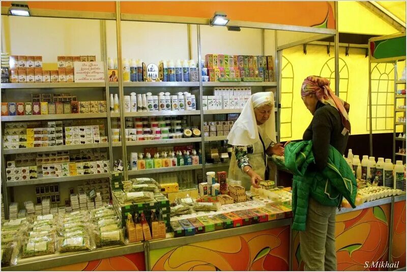 чем выгодно торговать. ассортимент продуктового магазина. человек с кучей продуктов. очень маленький продуктовый магазин. пивной магазин.