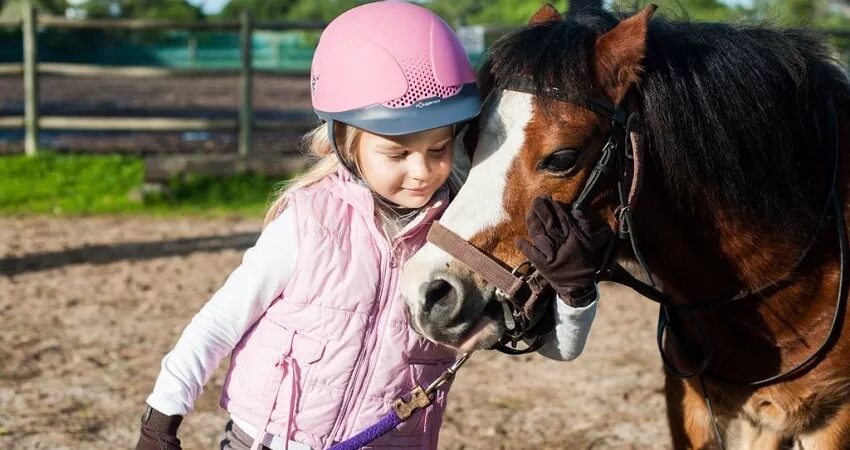 Сафари на лошадях в Сиде. Ride a Pony Kids. Девочка на коне в школе. Дети в Британии на лошади.