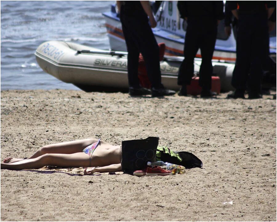убийство девушки на пляже. абхазия море девушка. убитых девушек на пляже. девушек погибших в море. убийство на пляже.