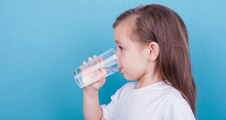 Ребенку 2 года много пьет. Дети воды. Ребенок со стаканом воды. Жажда у детей. Ребенок пьет.