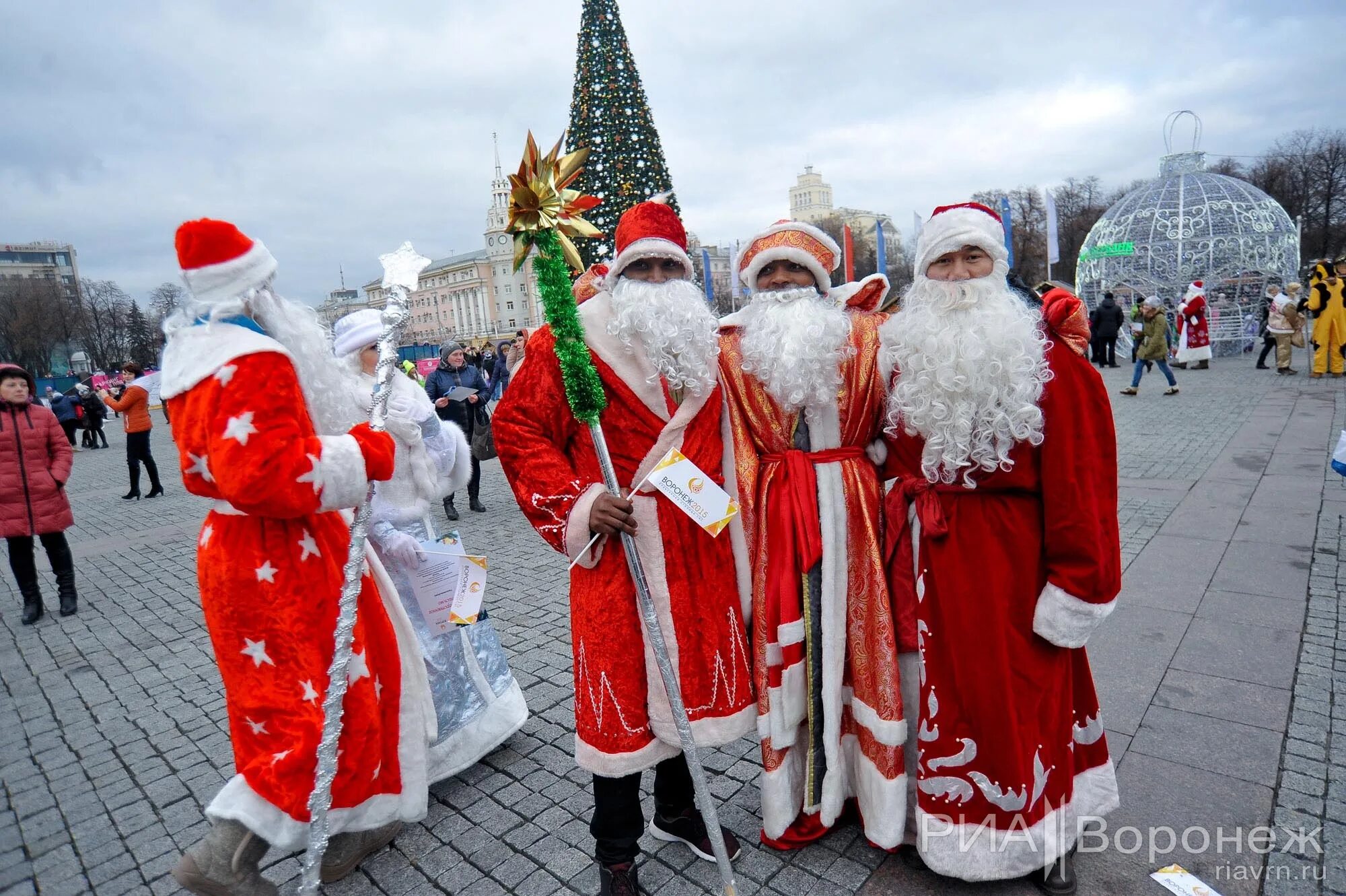 Новогодний парад юмора. Выступление дедов Морозов в метро. С дедом на парад слова