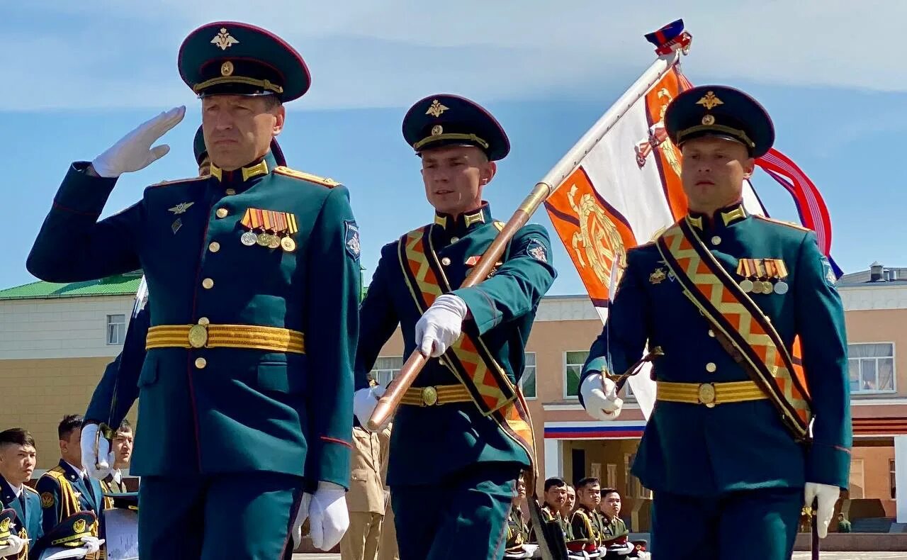Офицер служивший. Академия рхбз кострома 2025. военный офицер. российская офицерская форма. выпуск молодых офицеров.