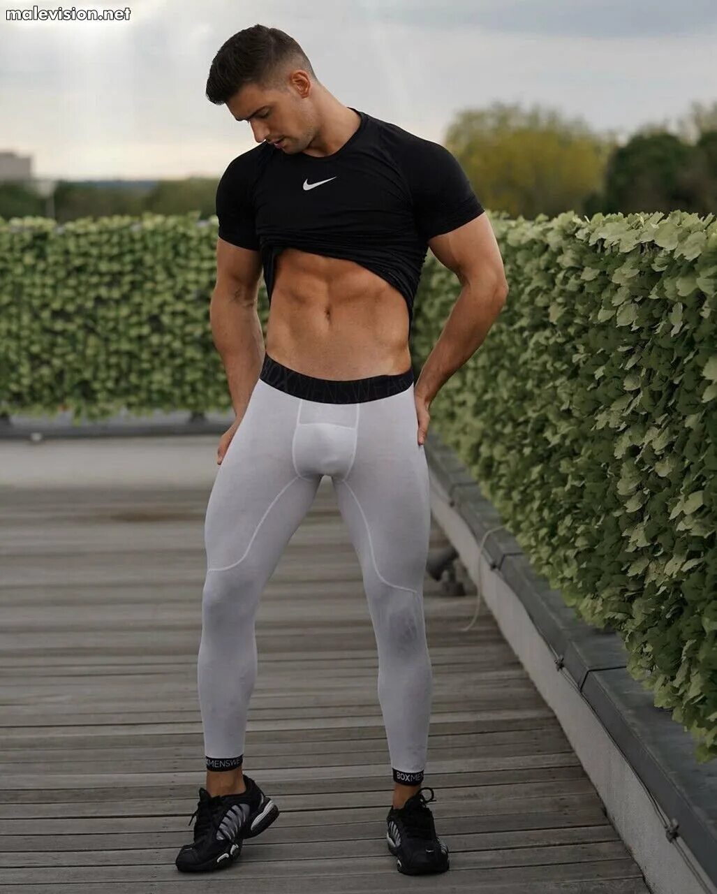 Никколо Нери. Никколо Нери модель. Обтягивающие штаны для мужчин. Спортивные штаны в обтяжку. Парни в серых спортивках