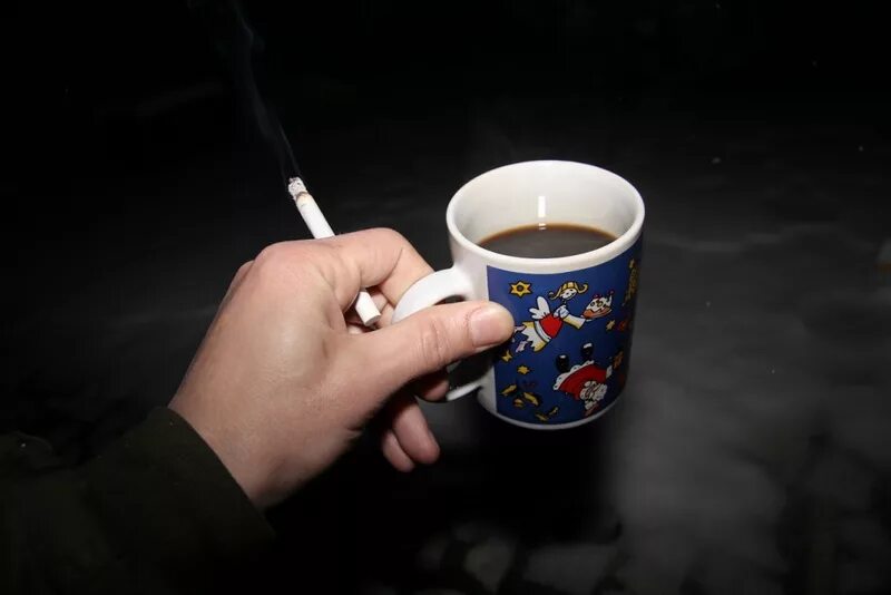 Чашка кофе сигарета. Кофе и сигареты. кружка кофе и сигарета. кружка с сигаретой. кружка кофе в руке с сигаретой.