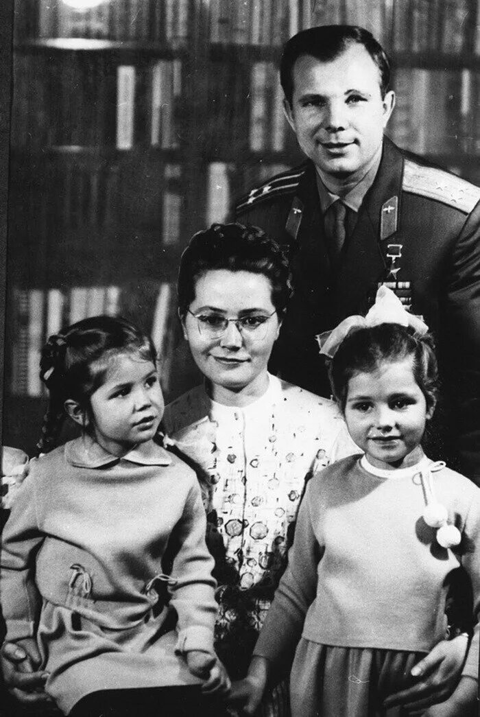 Гагарин биография личная жизнь семья. Семья Юрия Гагарина. Семья Гагарина Юрия Алексеевича. Жена Юрия Гагарина.