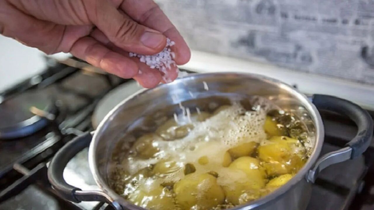Отваривая картофель клубни опускайте в уже кипящую. Картошка кипит в кастрюле. Вареная картошка в кастрюле. Закипевшая картошка. Картофель варится в кастрюле.