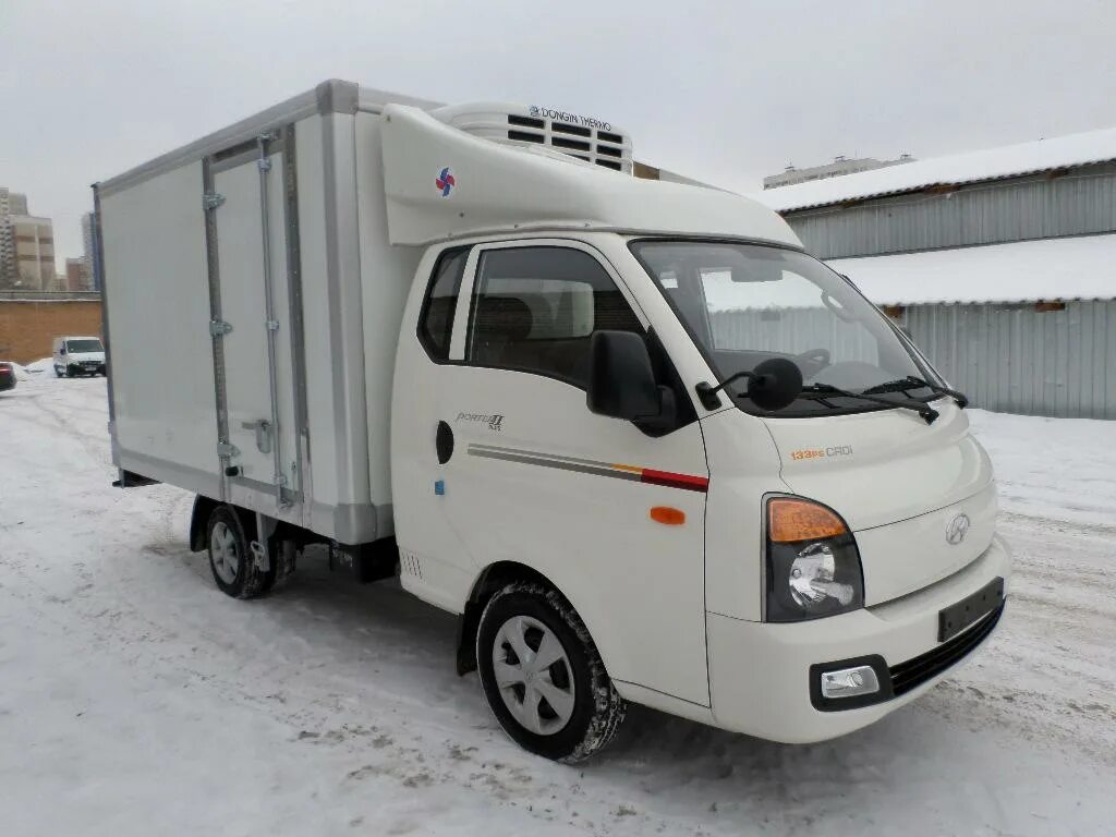 Hyundai porter белый. Hyundai porter 2010. Портер 1 с рефрижератором. Kia bongo 3 2013 рефрижератор. Мини спойлер на портер рефрижератор.
