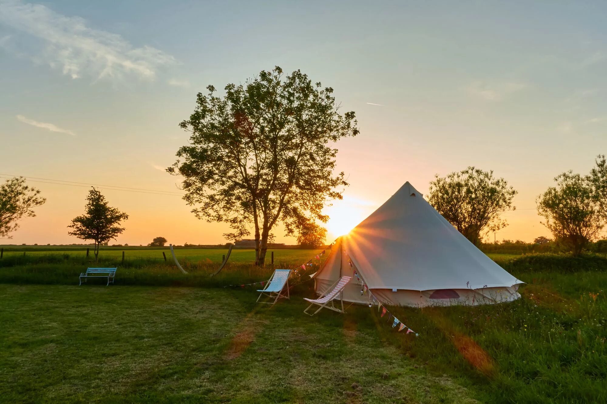 Camping rus. Глэмпинг холмы Сенгилей. Глэмпинг в Англии. Вазуза глэмпинг. Глэмпинг Айвенго.