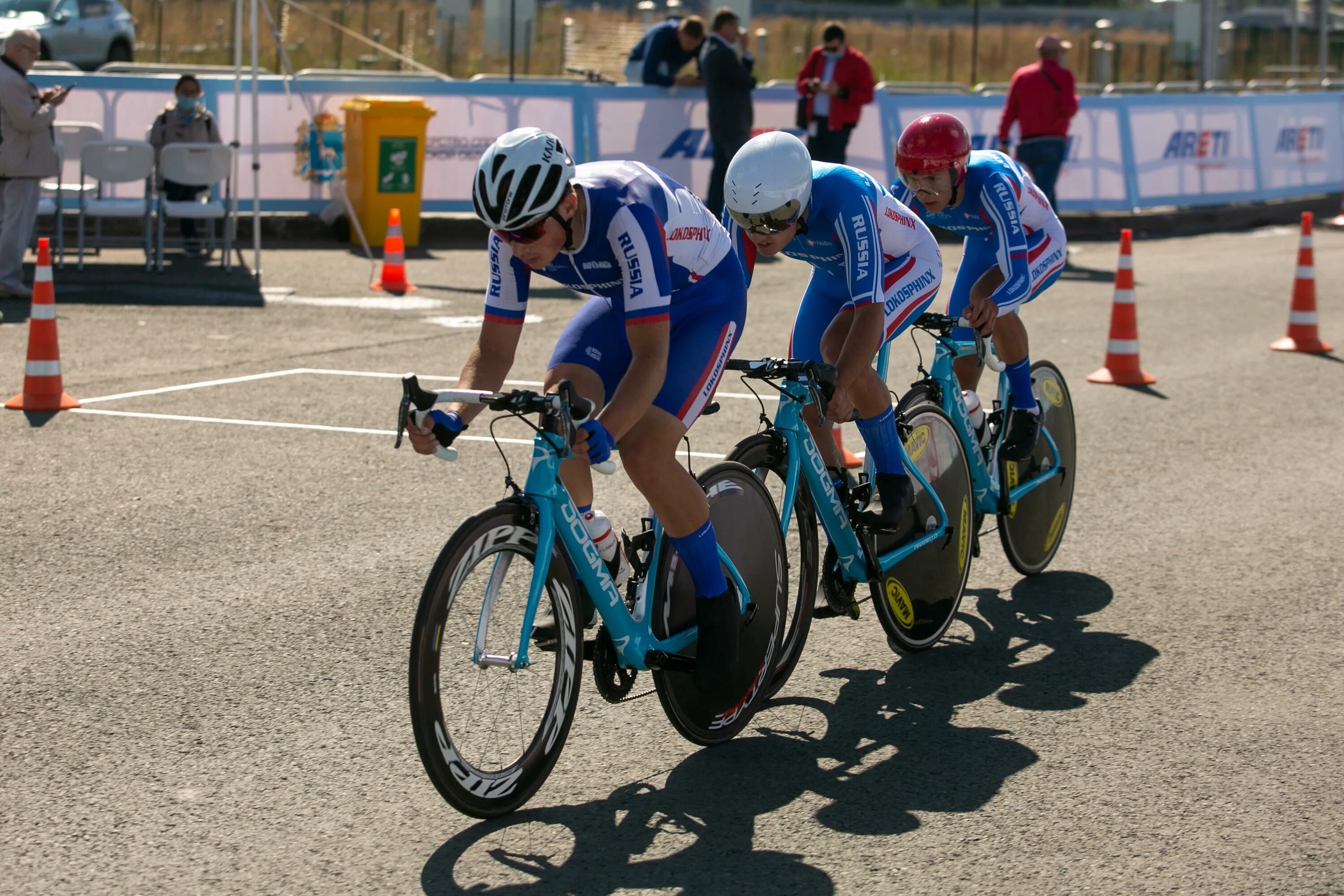 Велосипедный спорт. Шоссейная велогонка. Велоспорт шоссе. Велосипедный спорт. Соревнования по велоспорту.