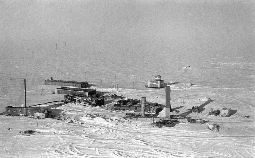 Первые антарктические станции. Советская антарктическая станция «Восток». Восток 1957 Антарктида. Станция Восток Антарктида 1957. Полярная станция Восток в Антарктиде.