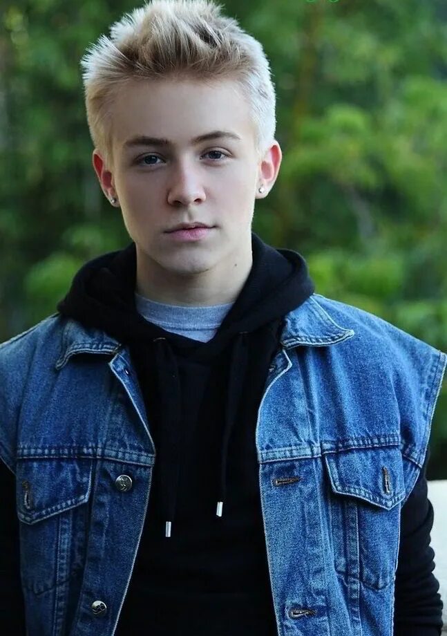 Подросток анфас. Вильям франклин миллер 2019. Очень короткие стрижки для парней. Augusta alexander army модель. 14 летний уильям франклин-миллер.