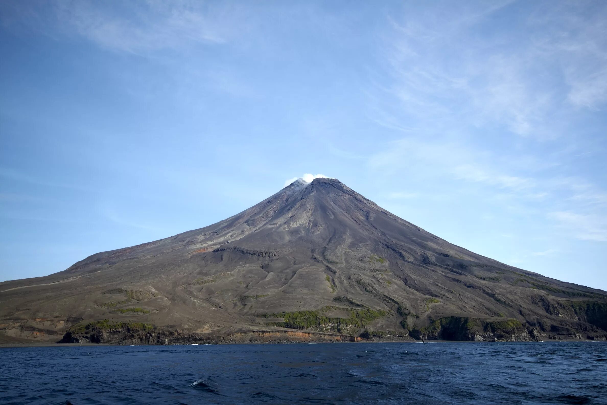 вулканы на курильских островах на карте. итуруп остров на карте курильские. курилы вулкан тятя. сахалинская область, остров онекотан. вулкан докучаева кунашир.