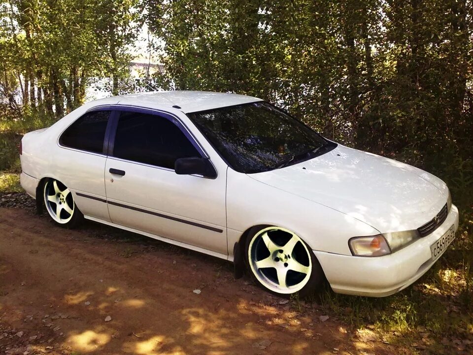 Ниссан Санни fb14. Nissan Sunny b15 r17. Nissan Sunny b15 стенс. Тюнингованный Ниссан Санни.