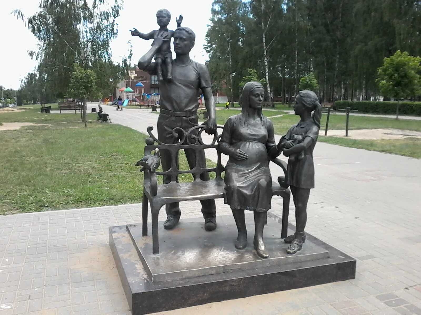 Ценности памятников. Памятник шемякина дети жертвы пороков взрослых. Ценность памятников. Исторический центр великого новгорода. Скульптурная композиция “семья” тверь.