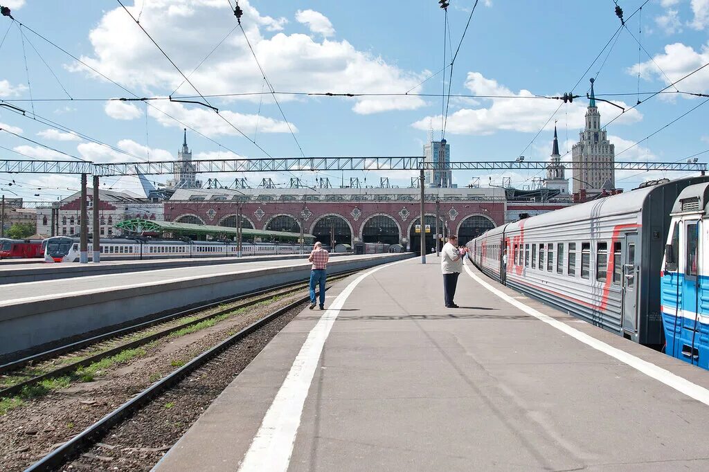 Жд спб. Московский вокзал Санкт-Петербург перрон. Московский вокзал Санкт-Петербург Пирон. Казанский вокзал Питер. Московский вокзал Санкт-Петербург платформы поезд.