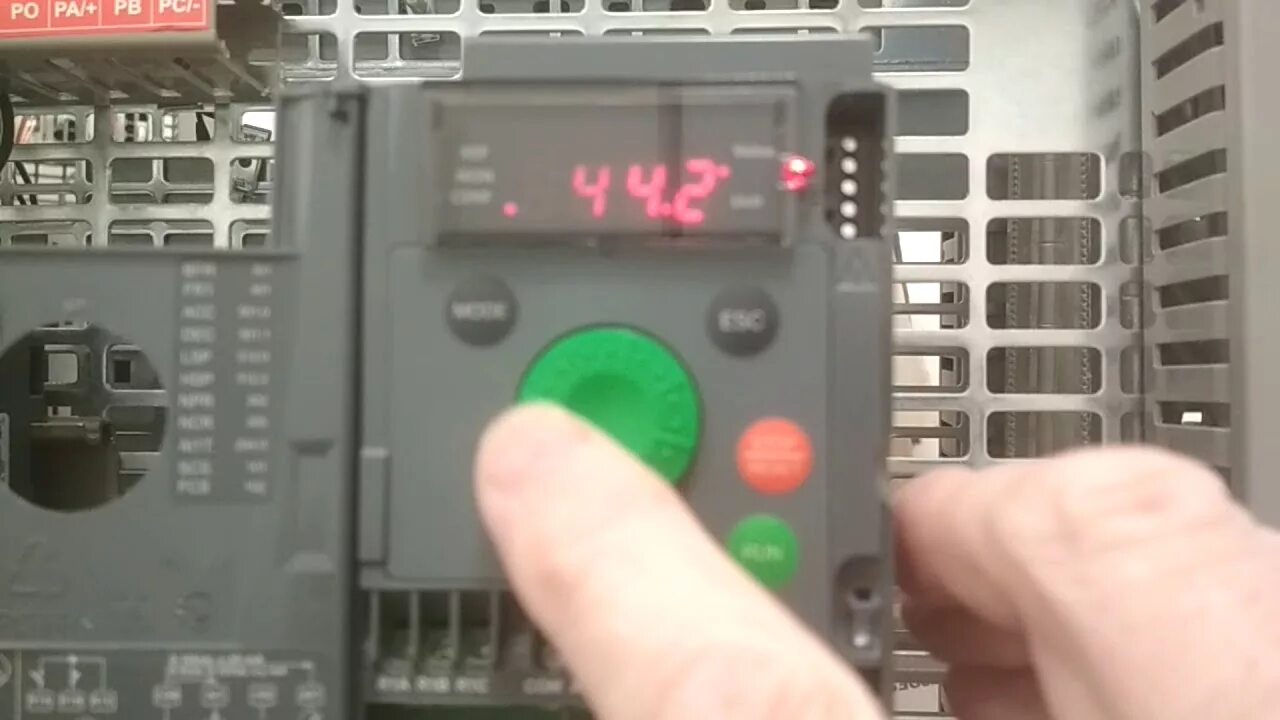 Ошибка частотника 13. Частотный преобразователь atv310. частотник шнайдер atv310hu55n4e ошибка f013. altivar 310 подключение. atv310hu55n4e.
