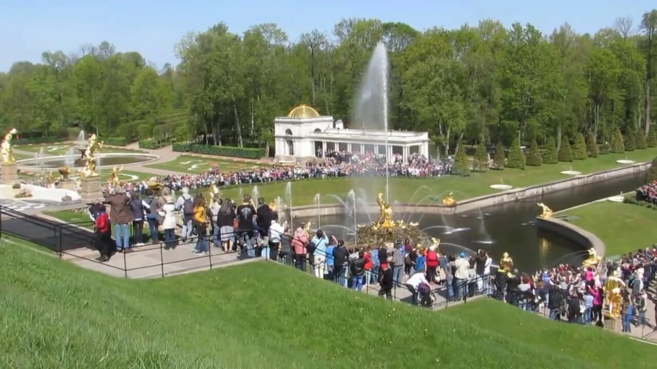 Петергоф когда фонтаны начинают работать 2025. Пуск фонтанов в петергофе. петергоф в санкт-петербурге включение фонтанов 2025. в петергофе включили фонтаны.