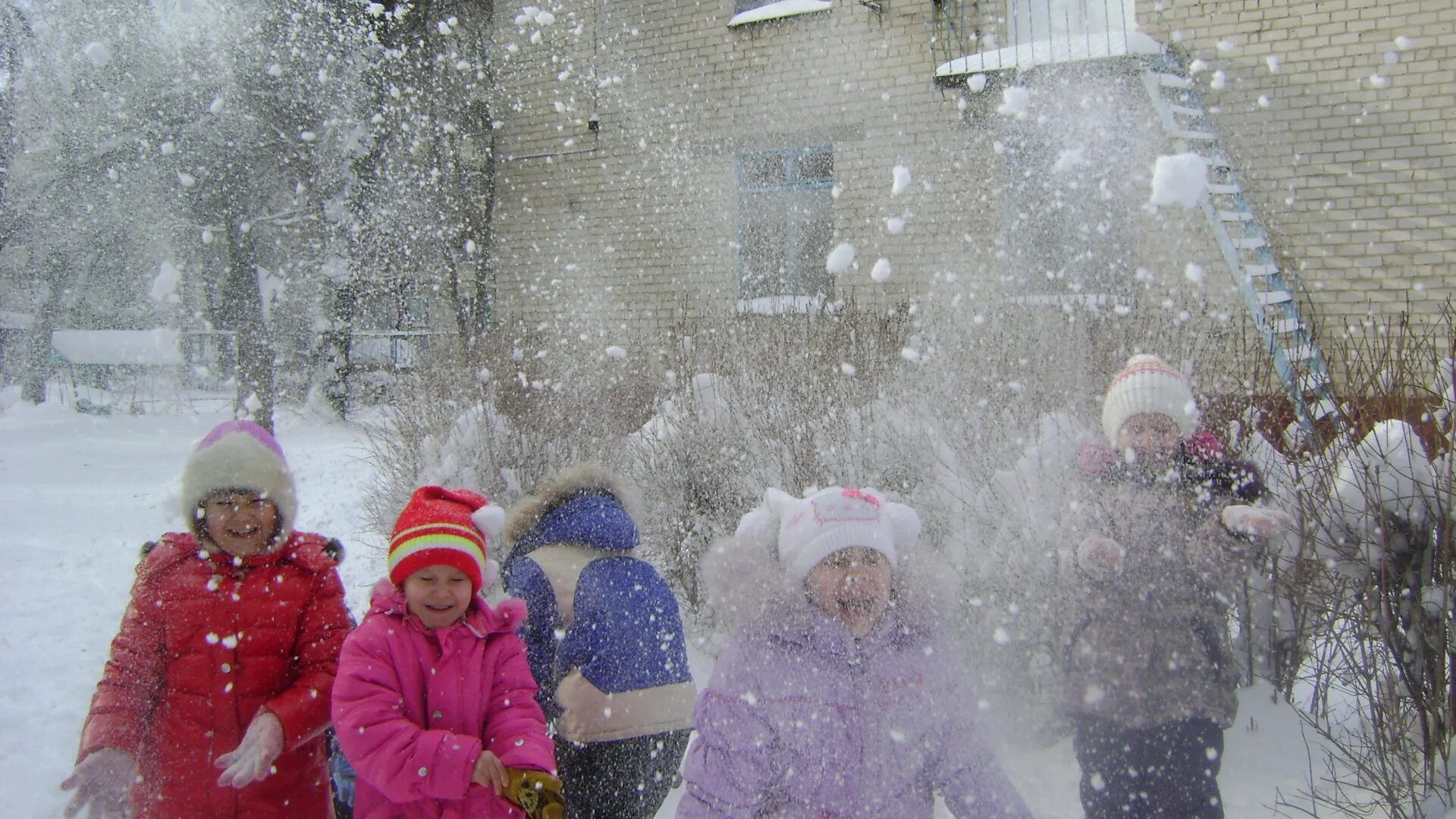 Дети на улице зима вектор. Зимние забавы фон. Зимние прогулки с детьми. Зимняя прогулка песня детская. Веселые зимние игры.