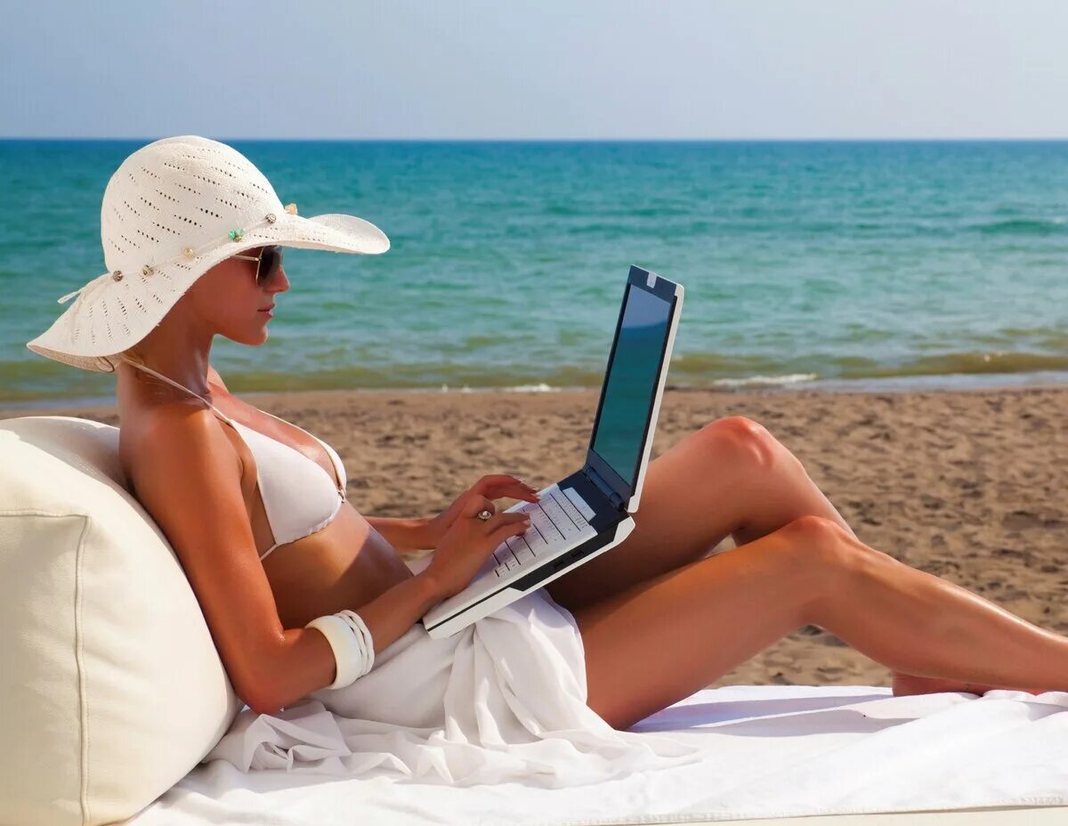 Ди в отпуске. Девушка с ноутбуком на море. Девушка с ноутбуком на берегу моря. С ноутбуком на пляже. Девушка с ноутом на пляже.