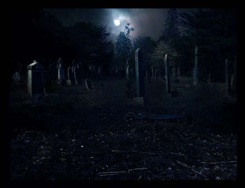Ночное кладбище. Кладбище ночью. Старое кладбище ночью.