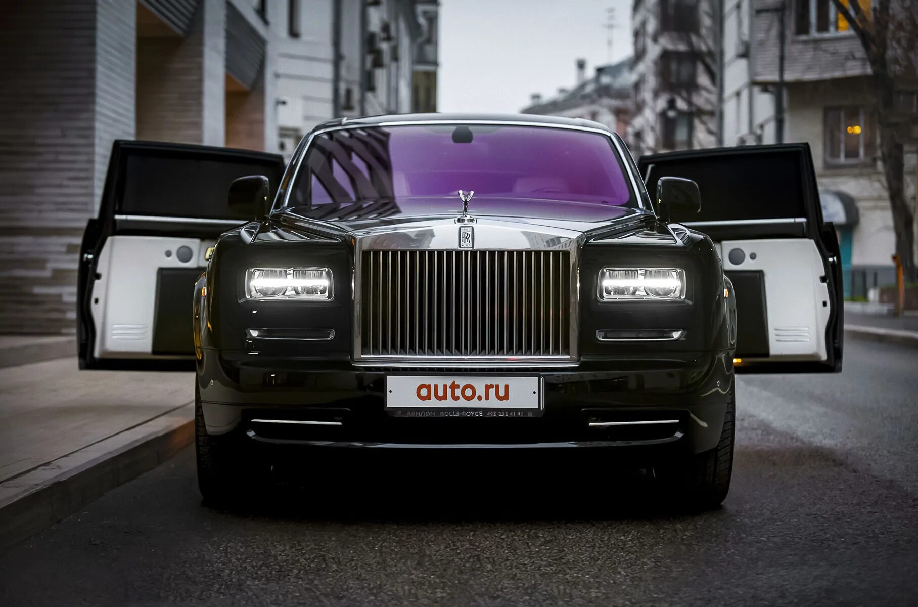 Роллс россия. Роллс Ройс Фантом 2023. Rolls Royce Phantom лимузин. Роллс Ройс Фантом 2022 в Москве. Rolls Royce Phantom 2021 лимузин.