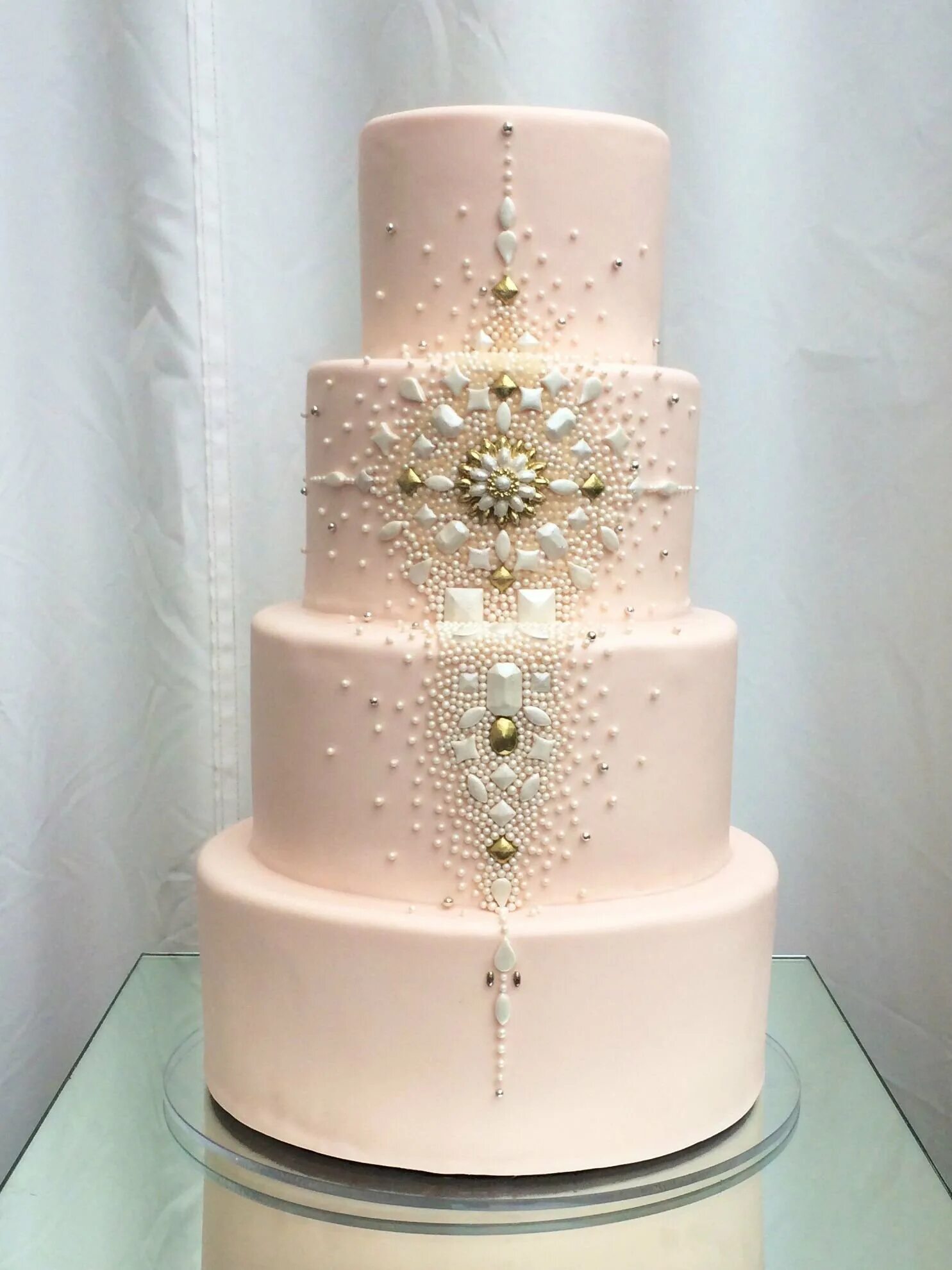 Торт с бусинками. Свадебный торт с бусинками. Свадебный торт с бусинами. Украшение торта бусинами. Торты Свадебные с бусинами и цветочками.