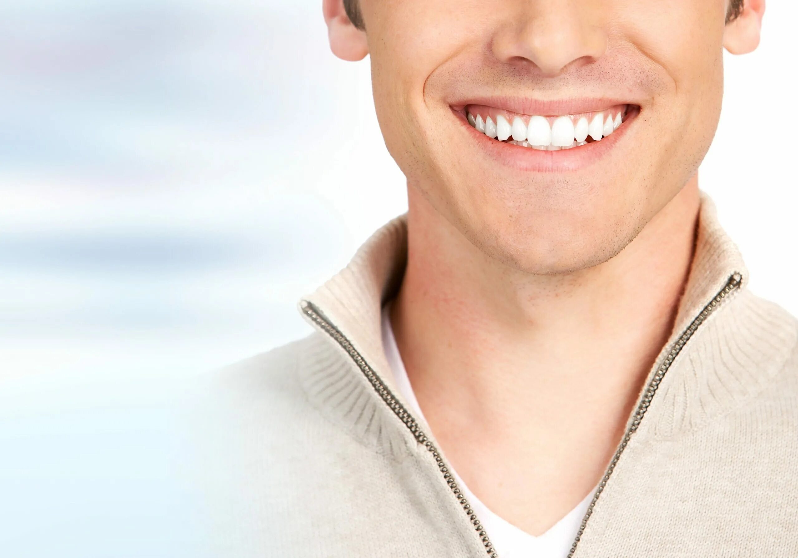 Насмешливое лицо. Красивая улыбка. Красивые зубы. Красивые зубы у мужчин. Красивая мужская улыбка.