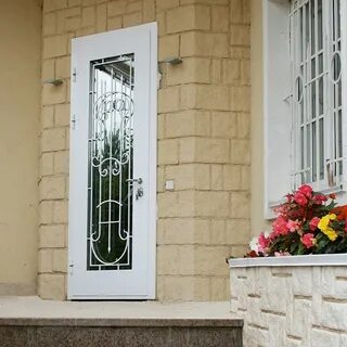 Входная дверь со стеклопакетом в частный дом