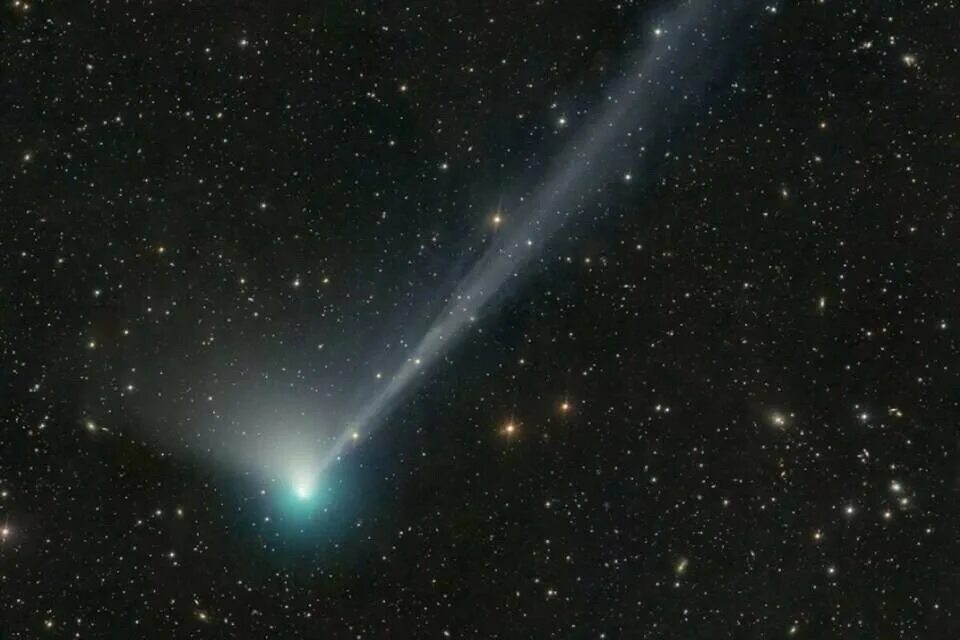 Какая комета приближается к земле. Комета c/2022 e3 (ZTF). Комета зеленая 2023 Орбита. Комета ZTF В 2023. Комета в космосе.