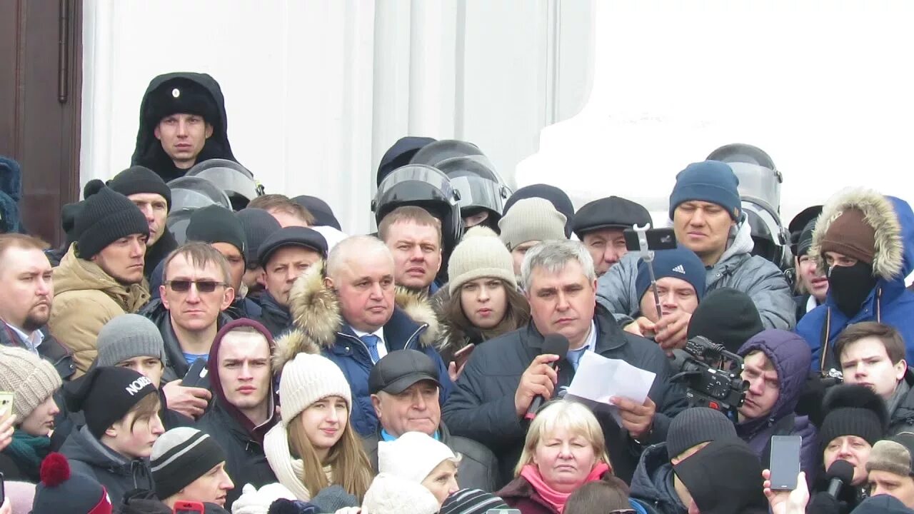 Кемерово митинг. Митинг Кемерово 2018. Стихийный митинг в Кемерово. Протесты в Кемерова зимняя вишня.