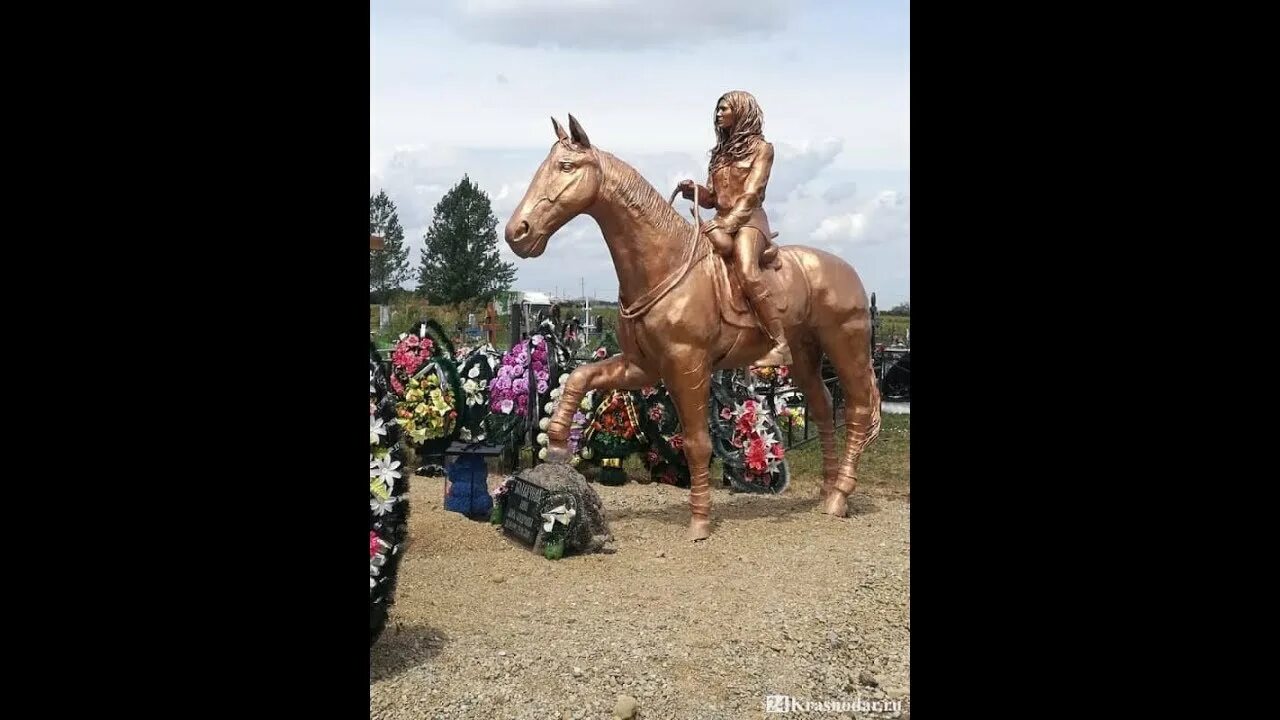 Обряд женщина в коне. Памятник девушка на коне. Скульптура девушка на коне. Памятник девугкк на коне. Девушка в статуе лошади.