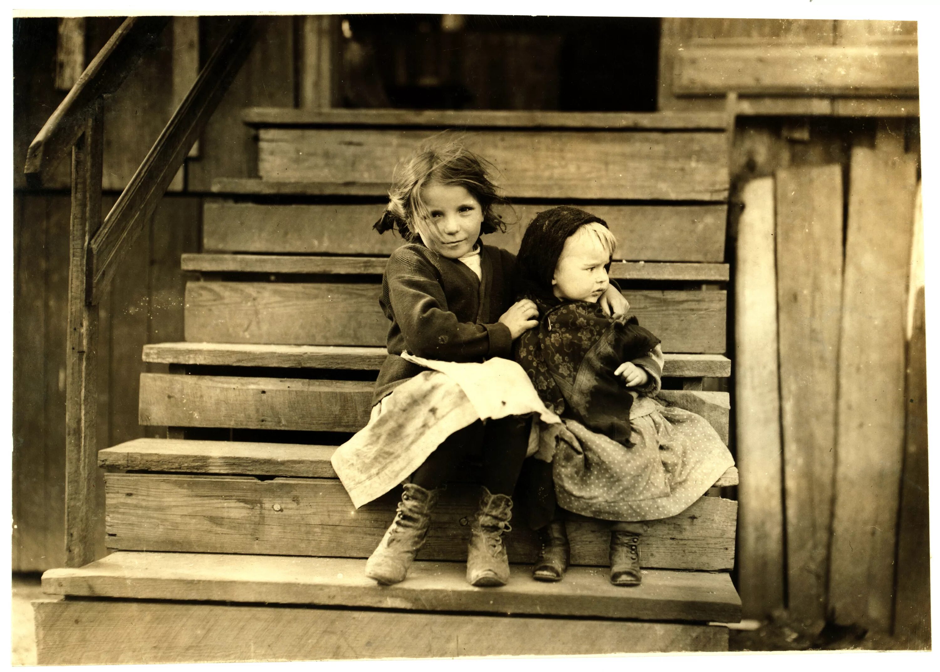 Льюис Хайн фотограф труд. Льюис Хайн детский труд. Льюис Хайн фотограф труд детей. Девочка на крыльце. Старые обиды давние надежды