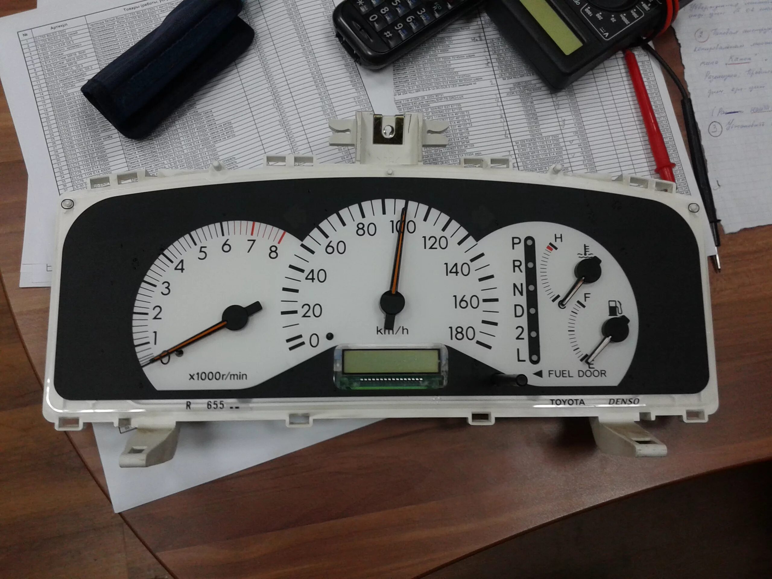 Зависает тахометр. Плата тахометра тойота 4runner. Тахометр картинки. Mini cooper 2007 спидометр. Приора 2 стрелка спидометра на 200.