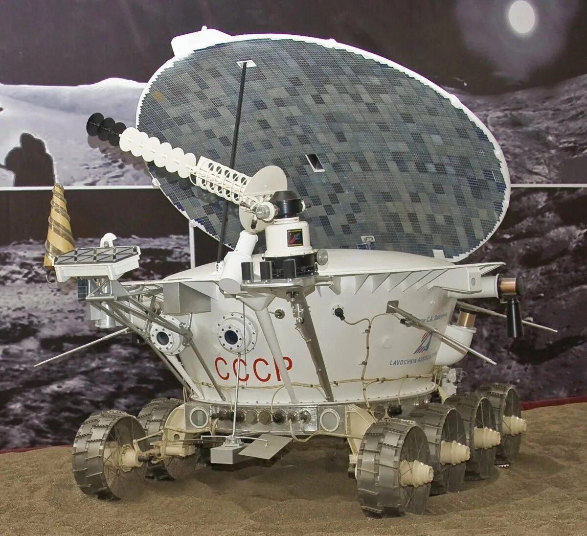 Самоходный аппарат совершивший путешествие по луне. Луноход-1 космический аппарат. «Луноход-1» 1971. Луноход-1 первый в мире Планетоход. Советский Луноход 1.