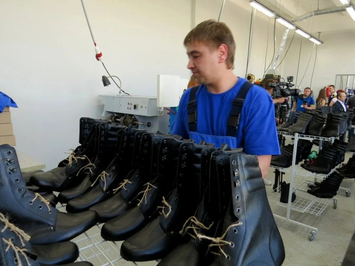 Сайт обуви россии. Цех обувная фабрика Фарадей в Рассказово. Обувная фабрика альпинист. Обувь для военнослужащих. Обувь для цеха.
