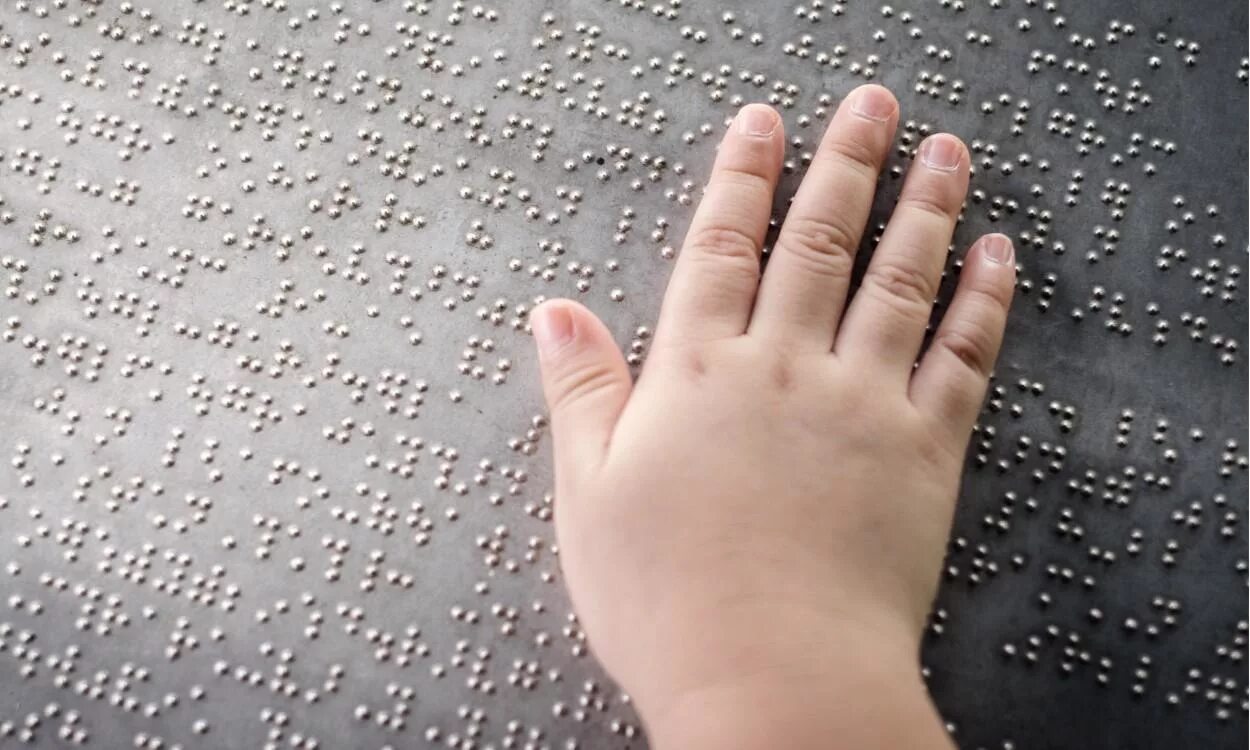 луи брайль азбука для слепых. рельефно-точечный шрифт брайля. рельефно-точечный шрифт брайля. луи брайль. чтение шрифта брайля.