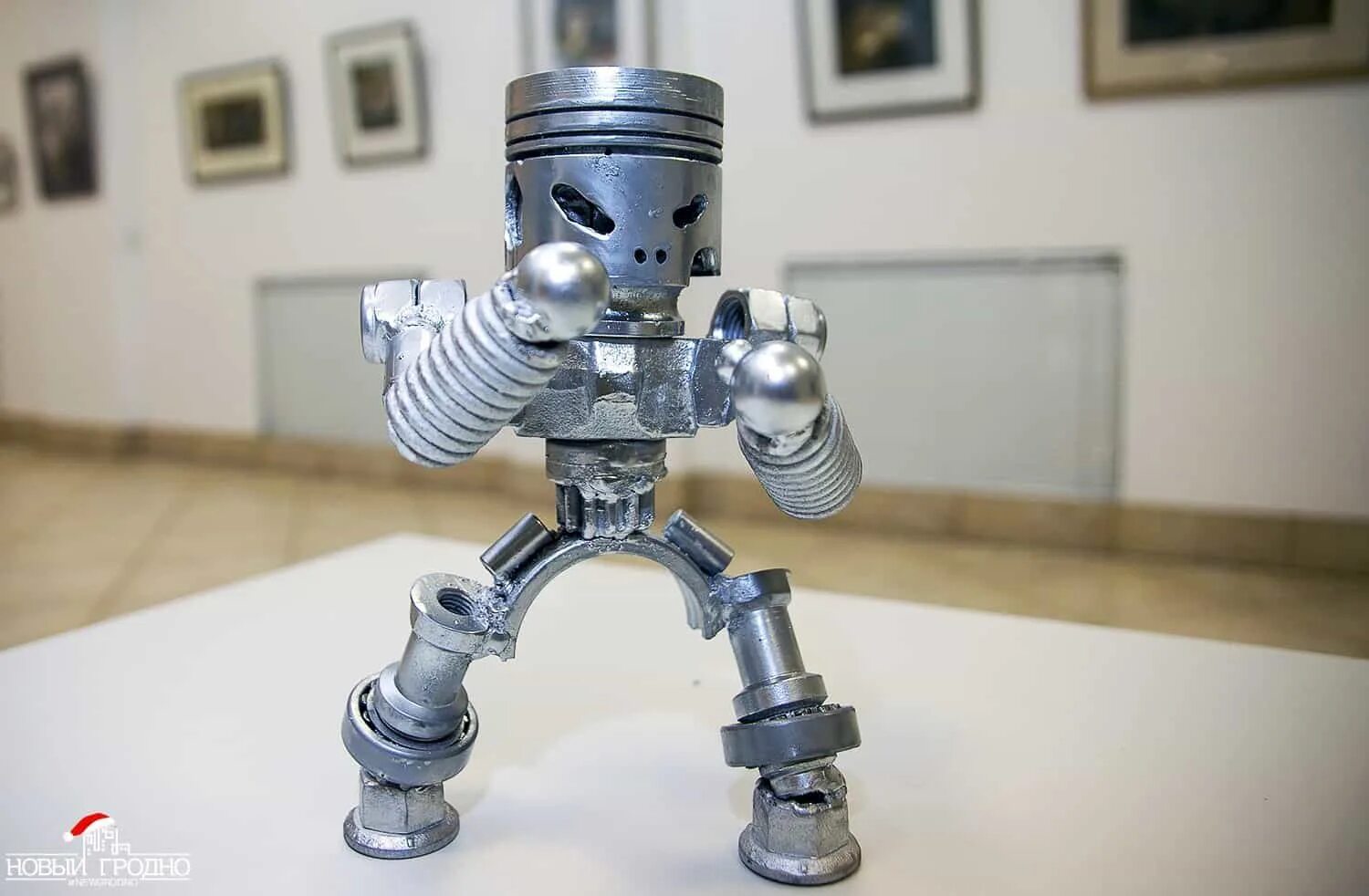 Робот из металла. Железный костюм робота. Фигурка робота из металла. Роботы из железного. Робот из металла.